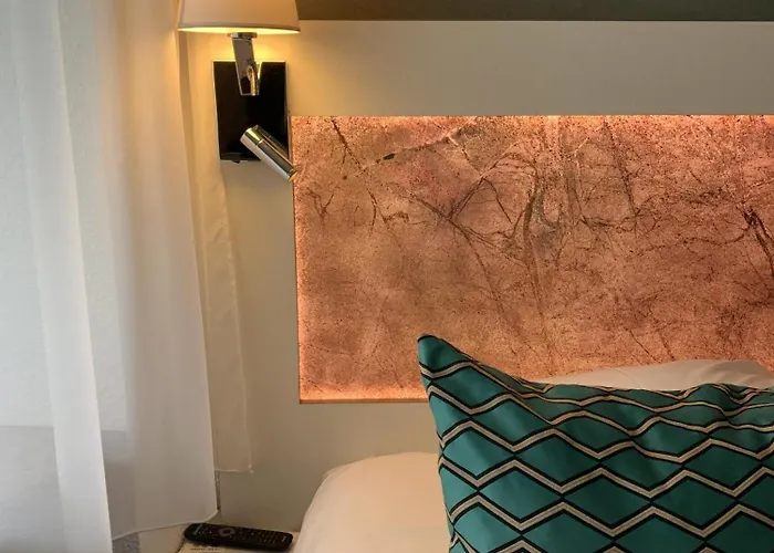 Ambassadeur - Port De Plaisance מלון